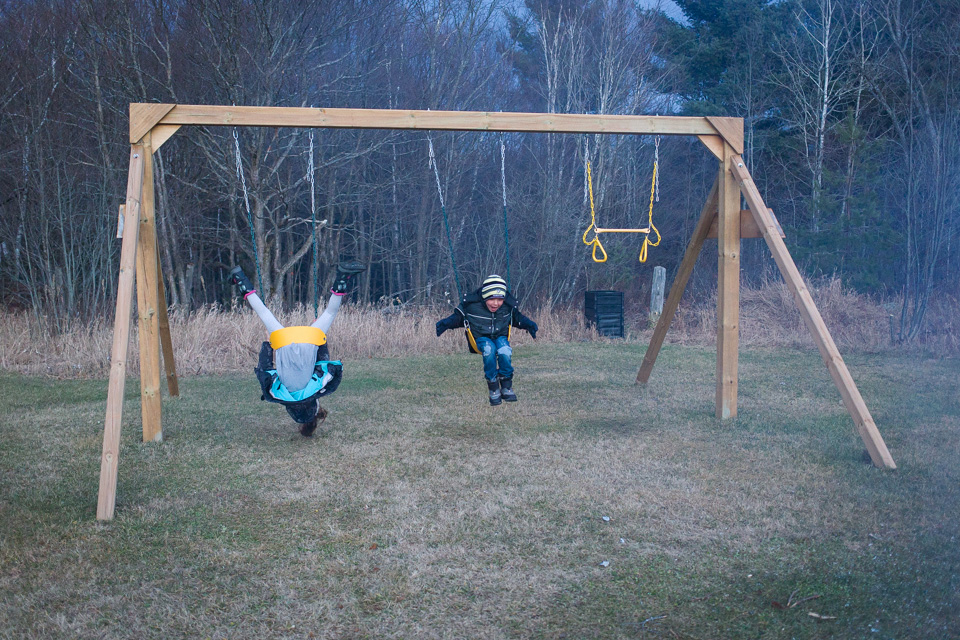 Family Documentary Photography - Kids on swingset