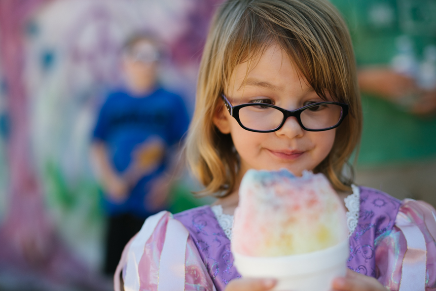 girl with shaved ice - Family documentary photography