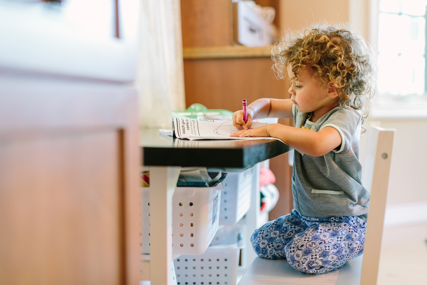 girl colors with crayons - Family documentary photography