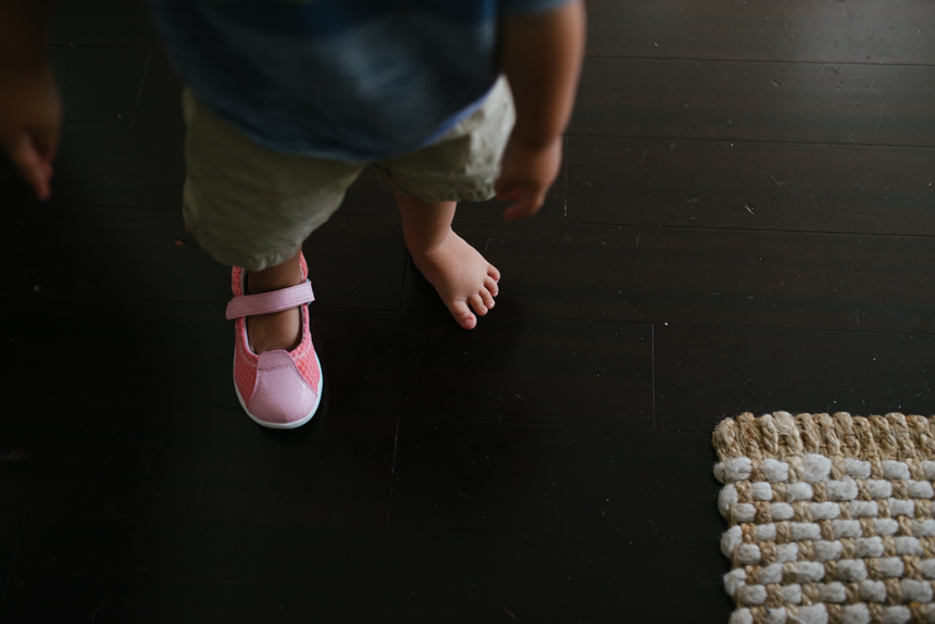 child with one shoe - family documentary photography 