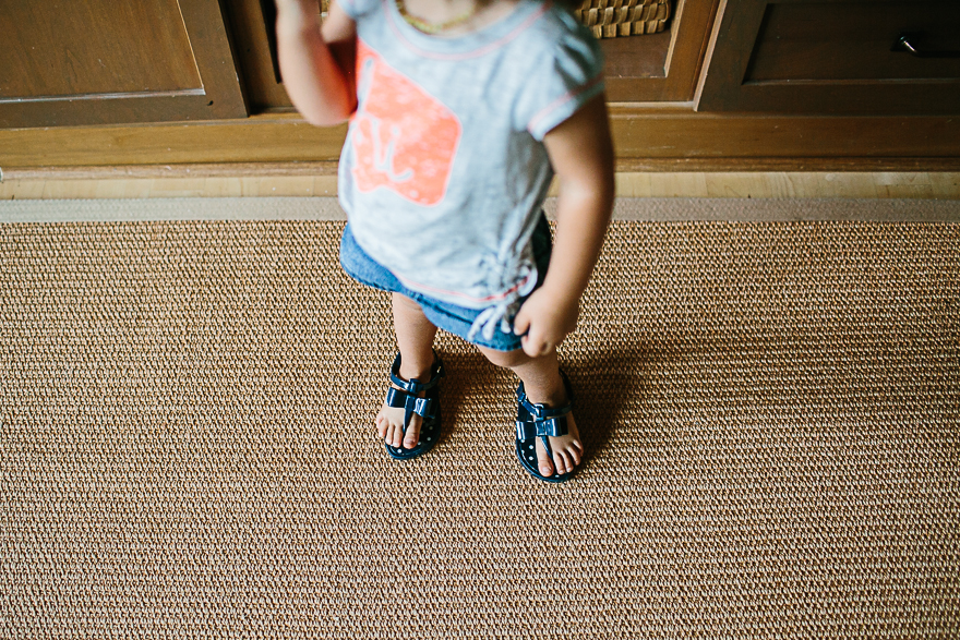 Kid with shoes on wrong feet - Family documentary photography