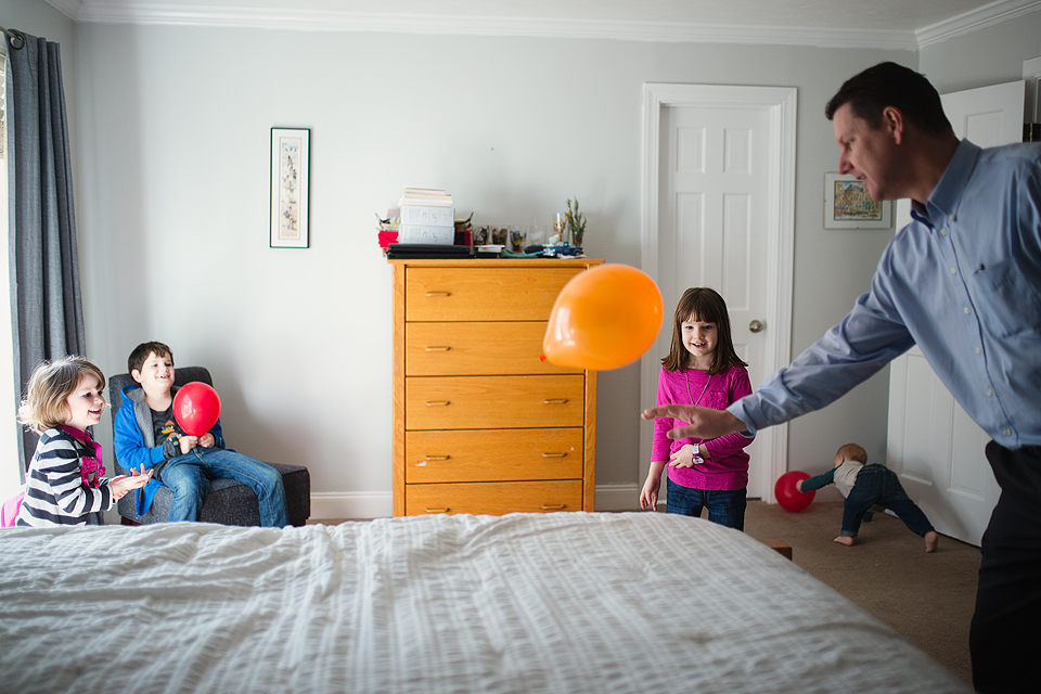 Family plays with balloons - Documentary Family Photography