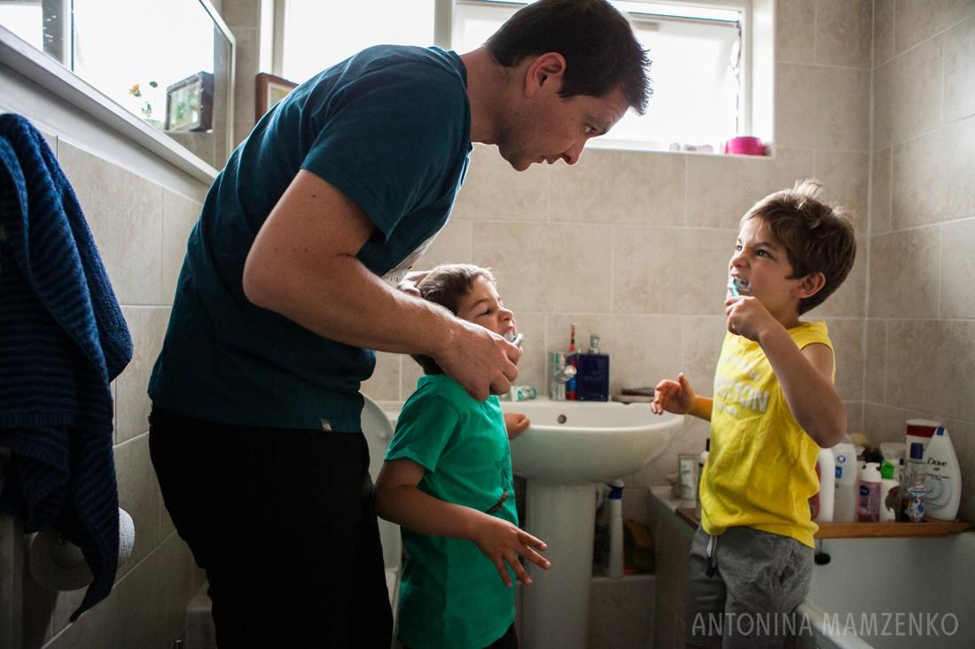 Father brushing kids teeth - Documentary Family Photography