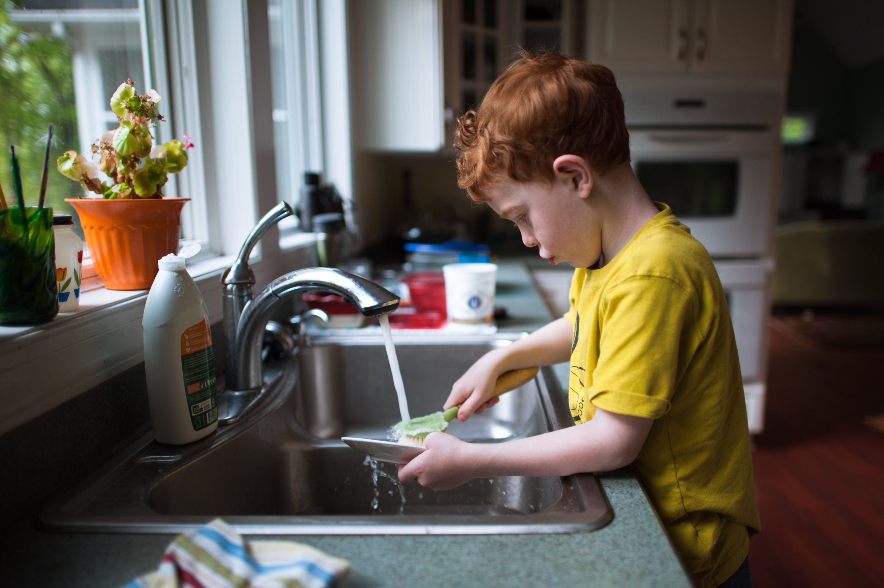 boy doing dishes - Documentary Family Photography