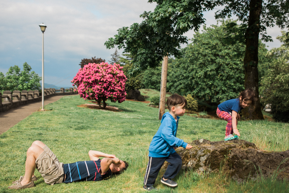 kids play in yard - Documentary Family Photography