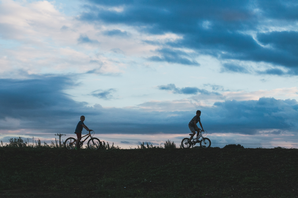 Kids with bikes at sunset - Documentary Family Photography