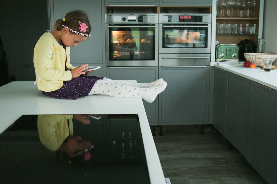 girl playing with smart phone - Documentary Family Photogarphy