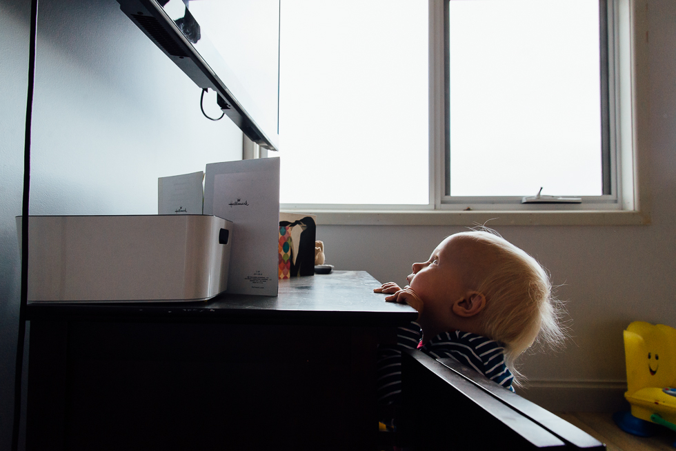 baby watches TV - Documentary Family Photography