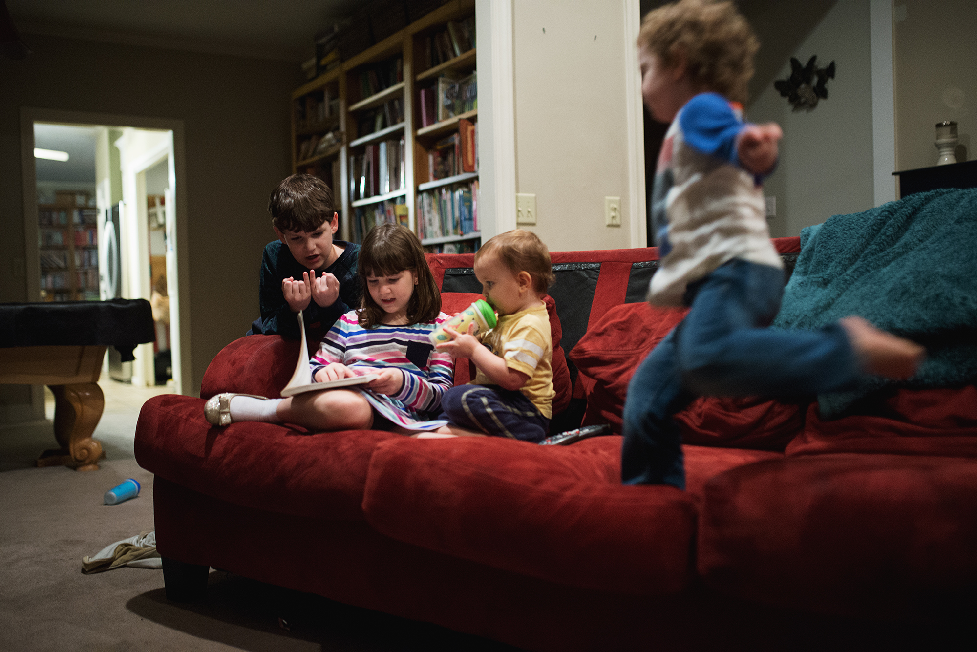 kids together on couch- documentary family photography