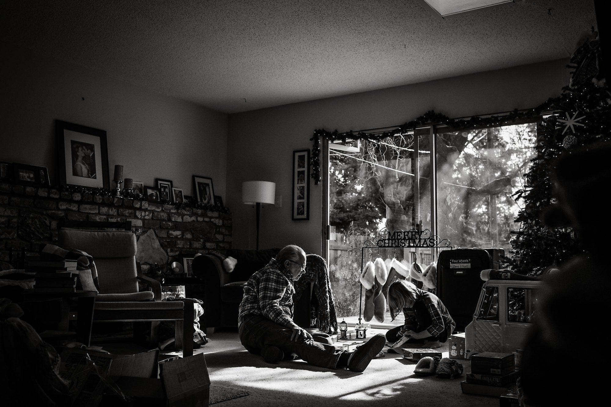 family in living room on christmas - documentary family photography
