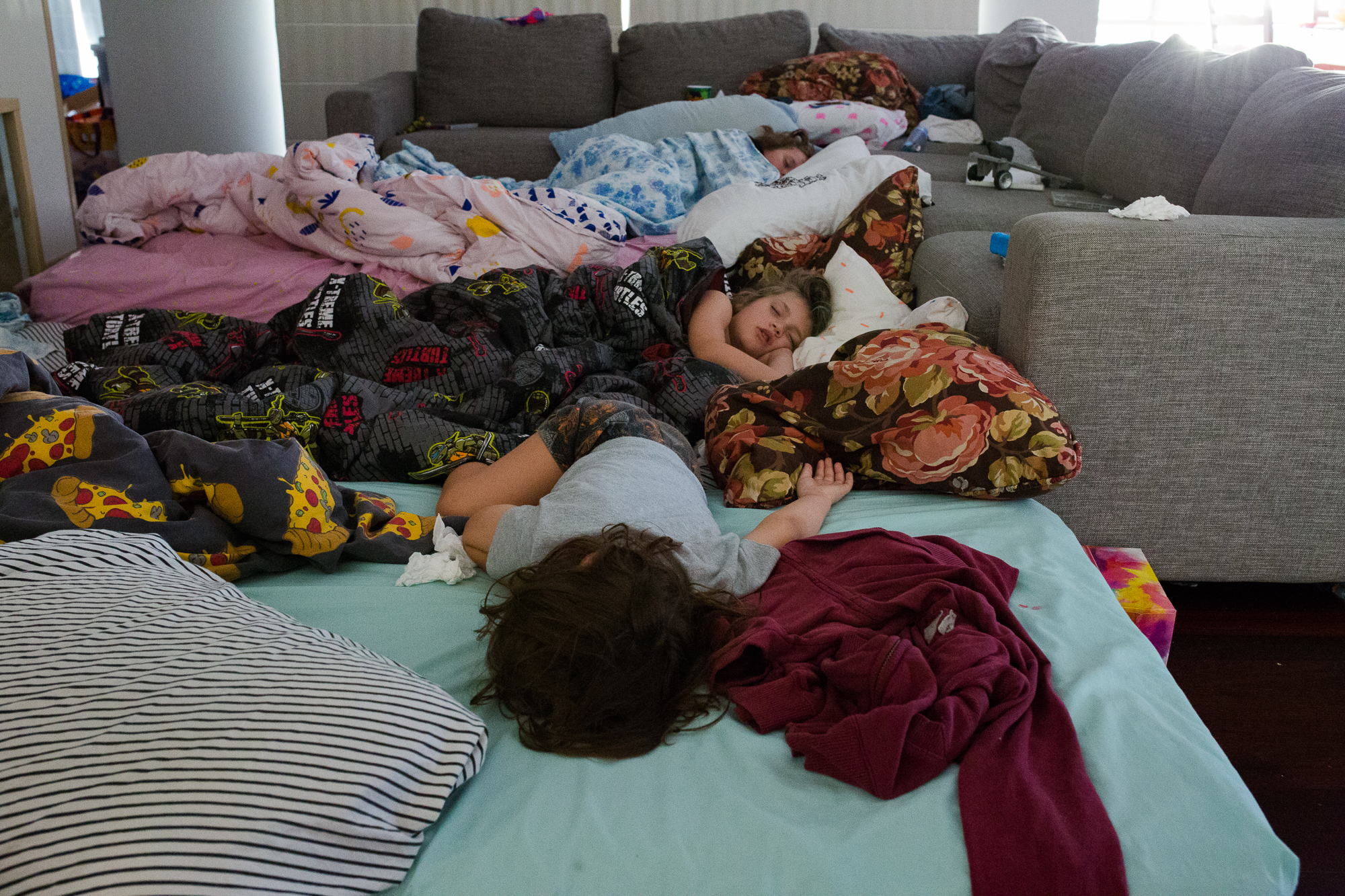 kids sleep in living room - documentary family photography