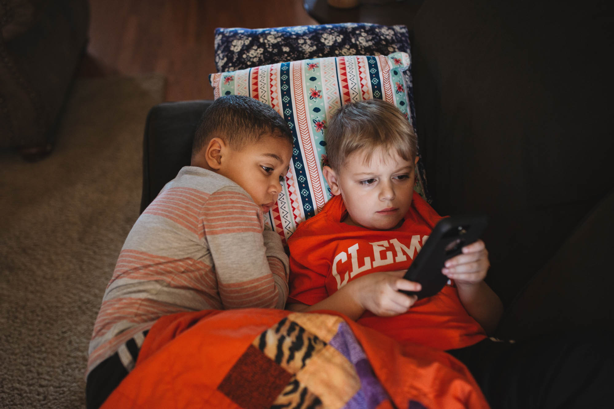boys look at phone together - Documentary Family Photography