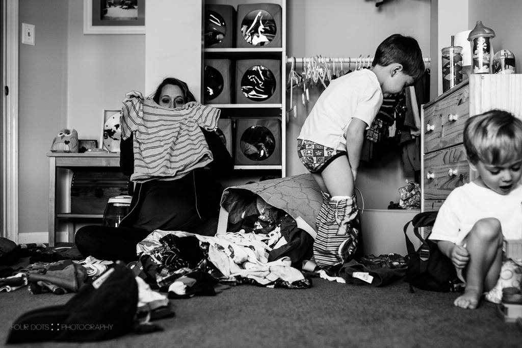 mom folding clothes - Documentary Family Photography