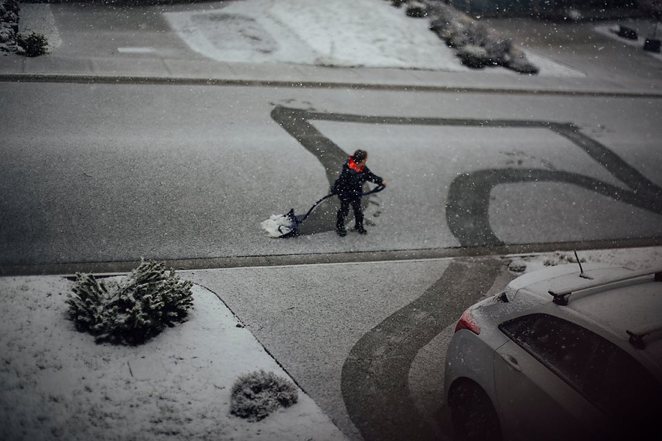 kid shoveling Snow - Documentary Family Photography