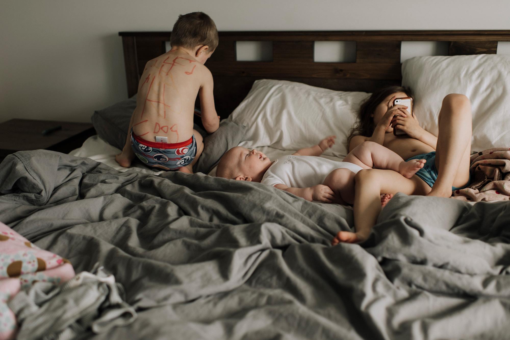 kids on bed - documentary family photography