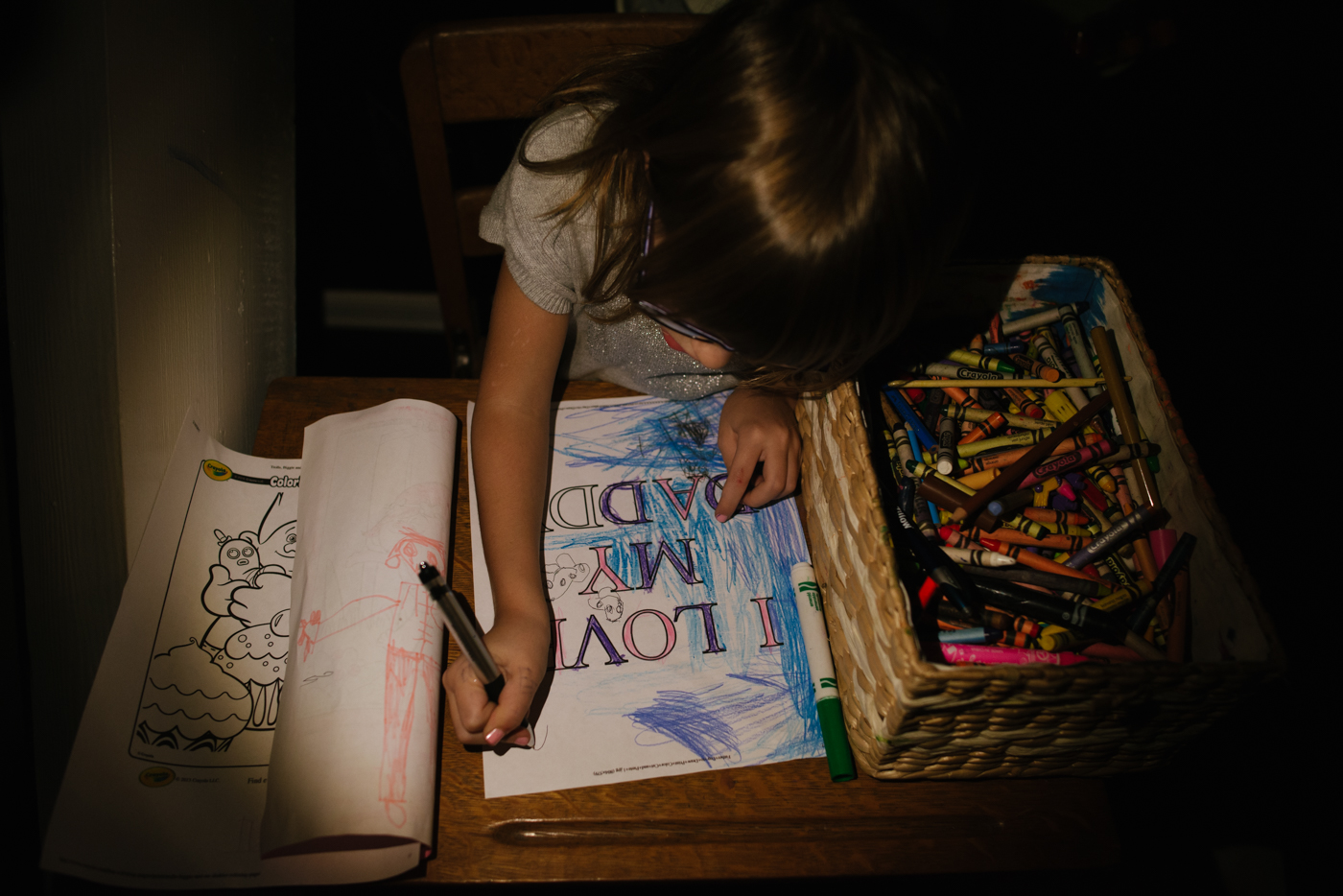 girl colors card for father - Documentary Family Photography