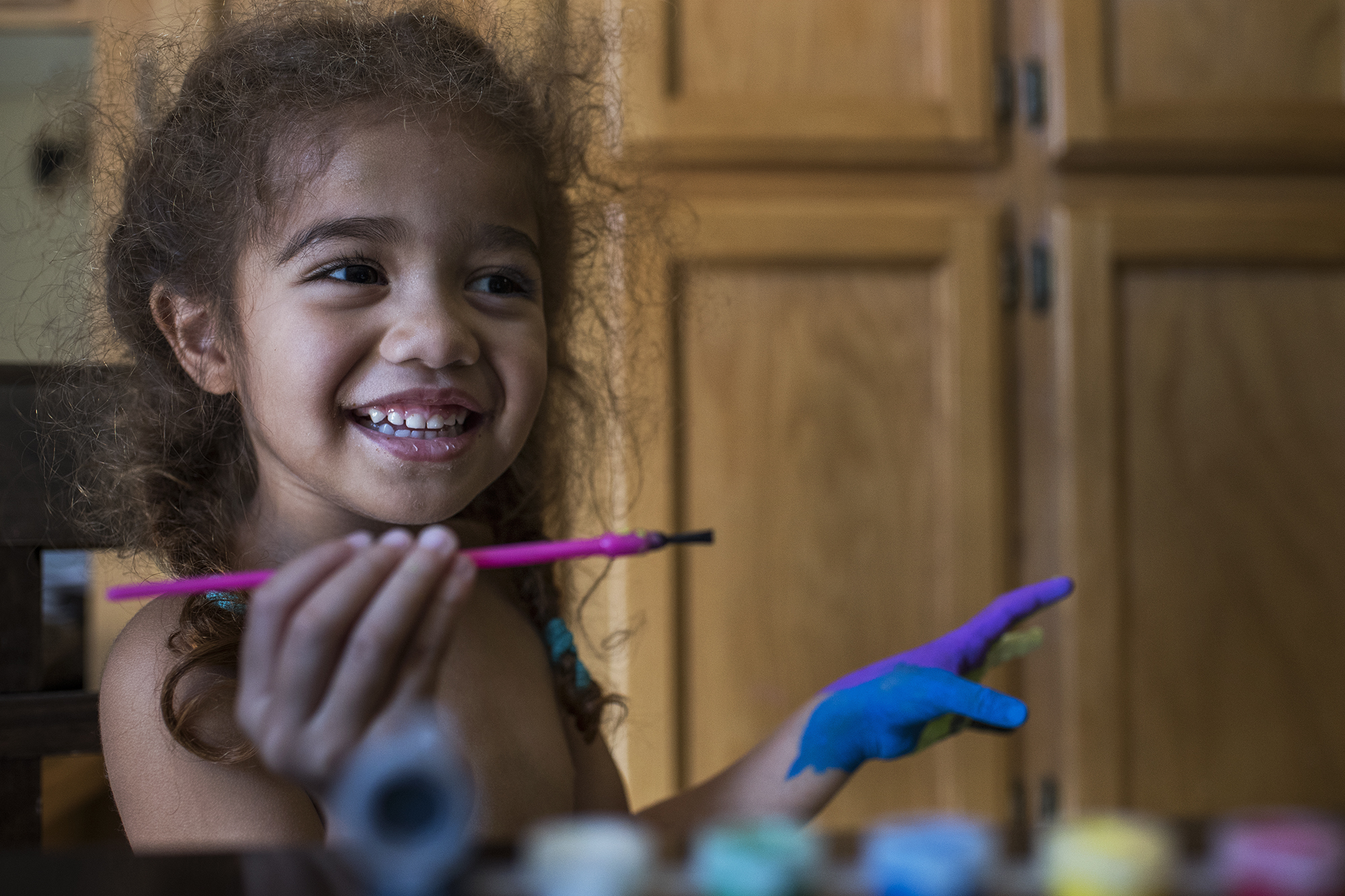 girl painting hand - documentary family photography