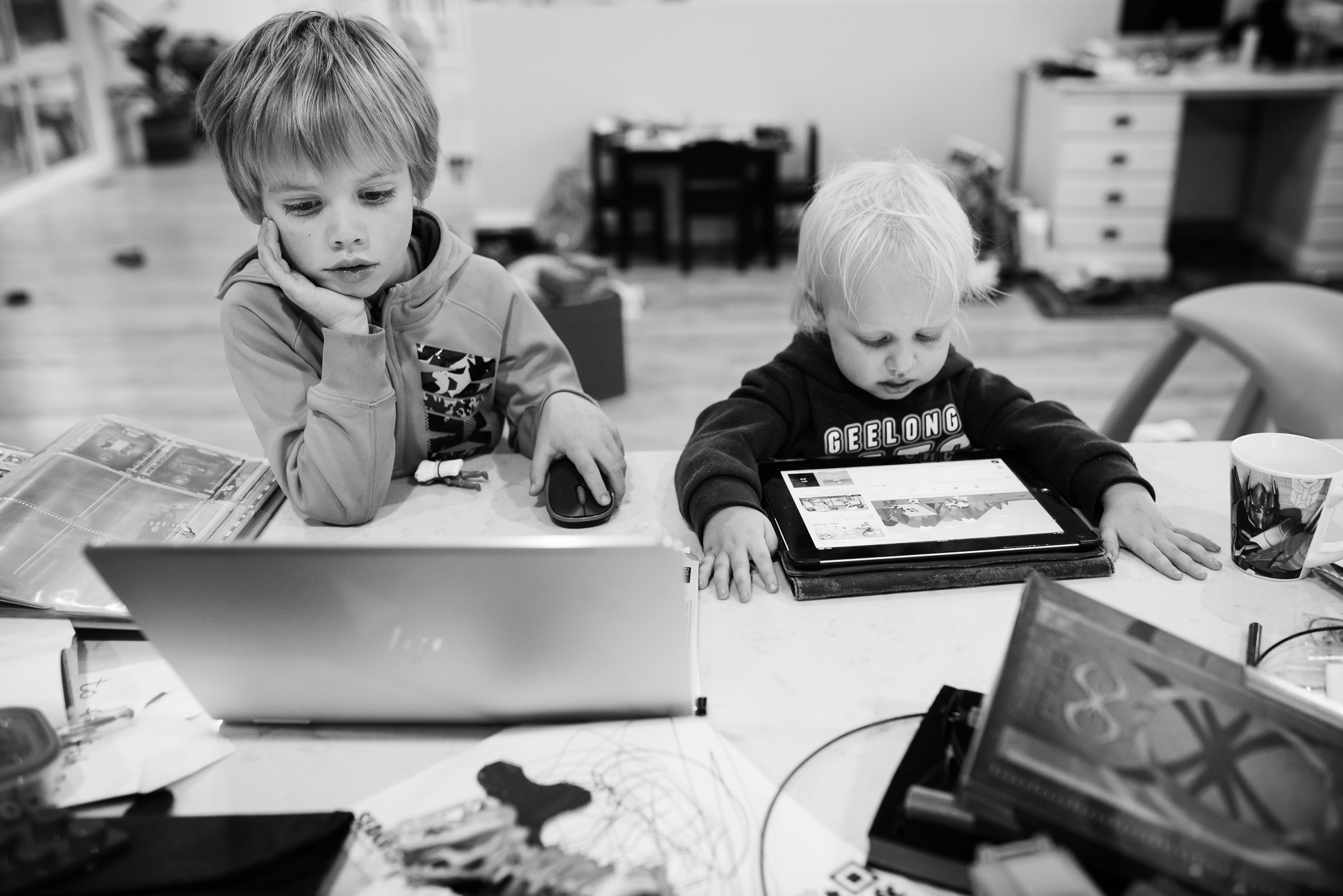 kids on electronics - documentary family photography