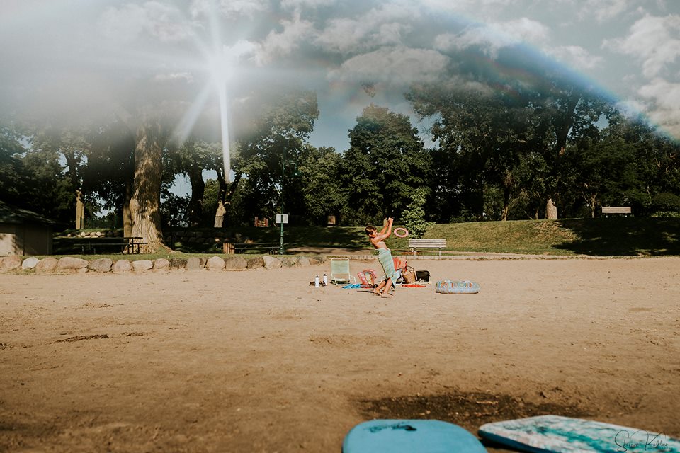 kid play on beach - documentary family photography