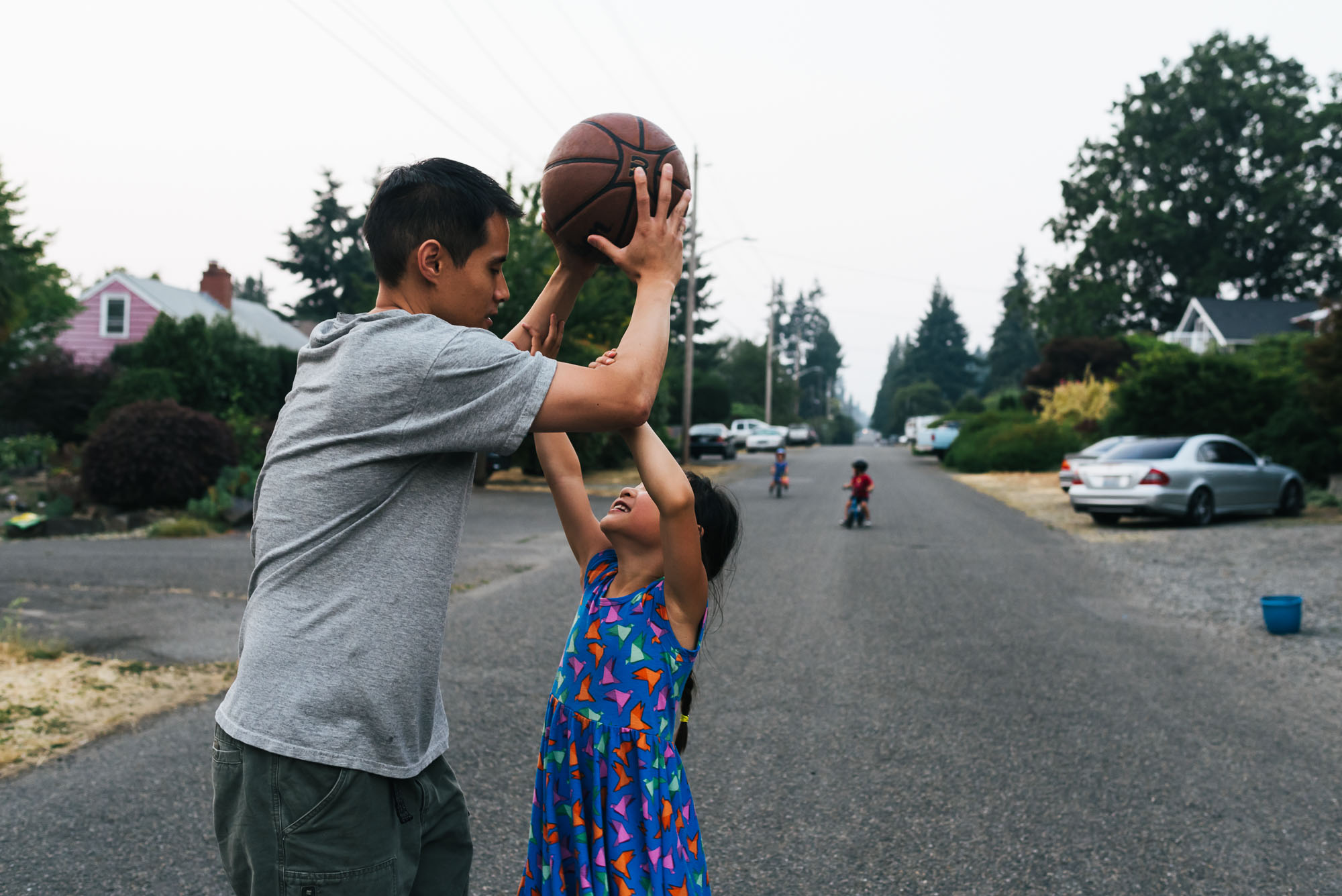 father and daughter play basketball - Documentary Family Photography