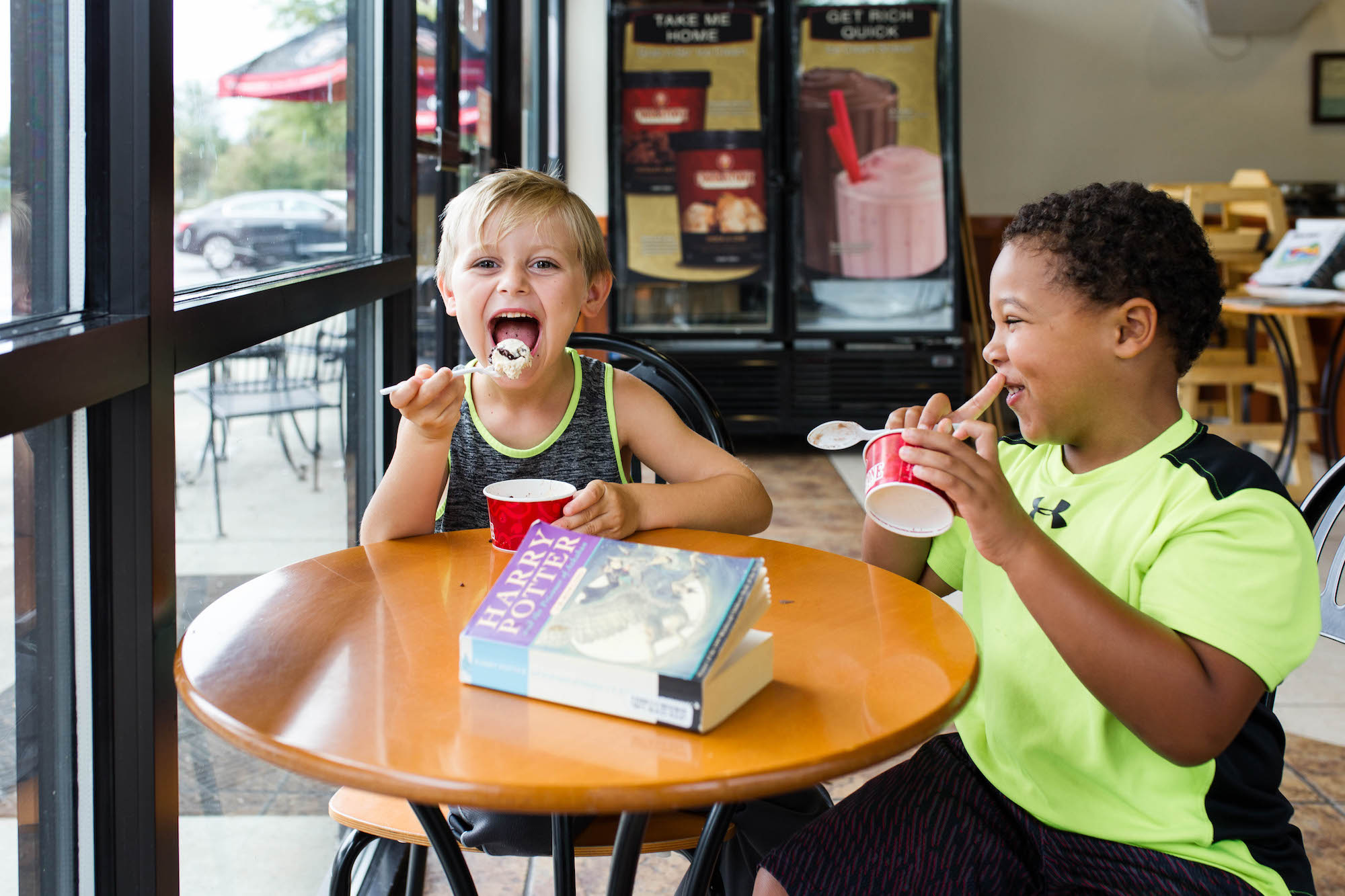 kids eating at cafe -documentary family photography