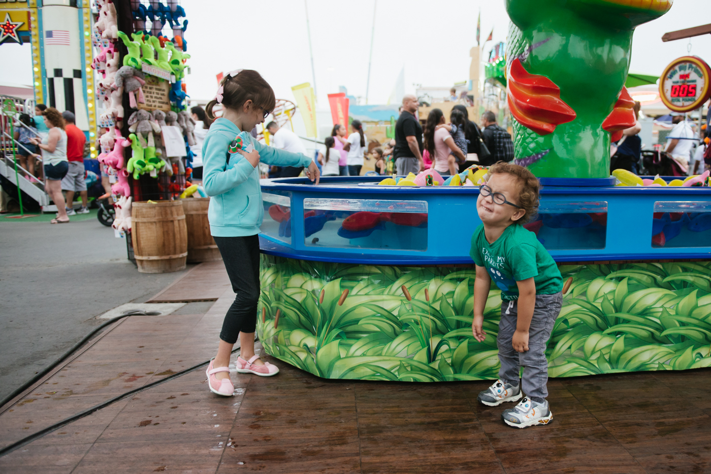 kids at fair counter - documentary family photography