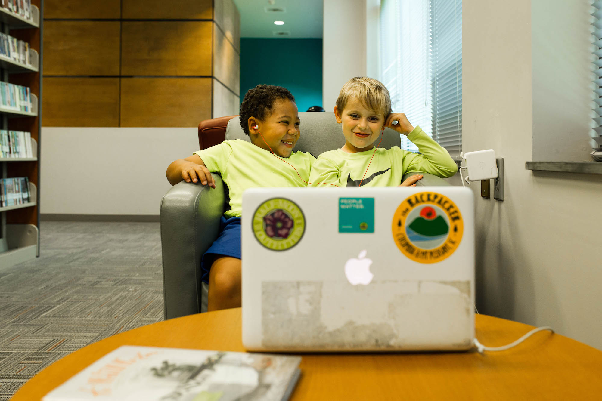 kids watching laptop - documentary family photography