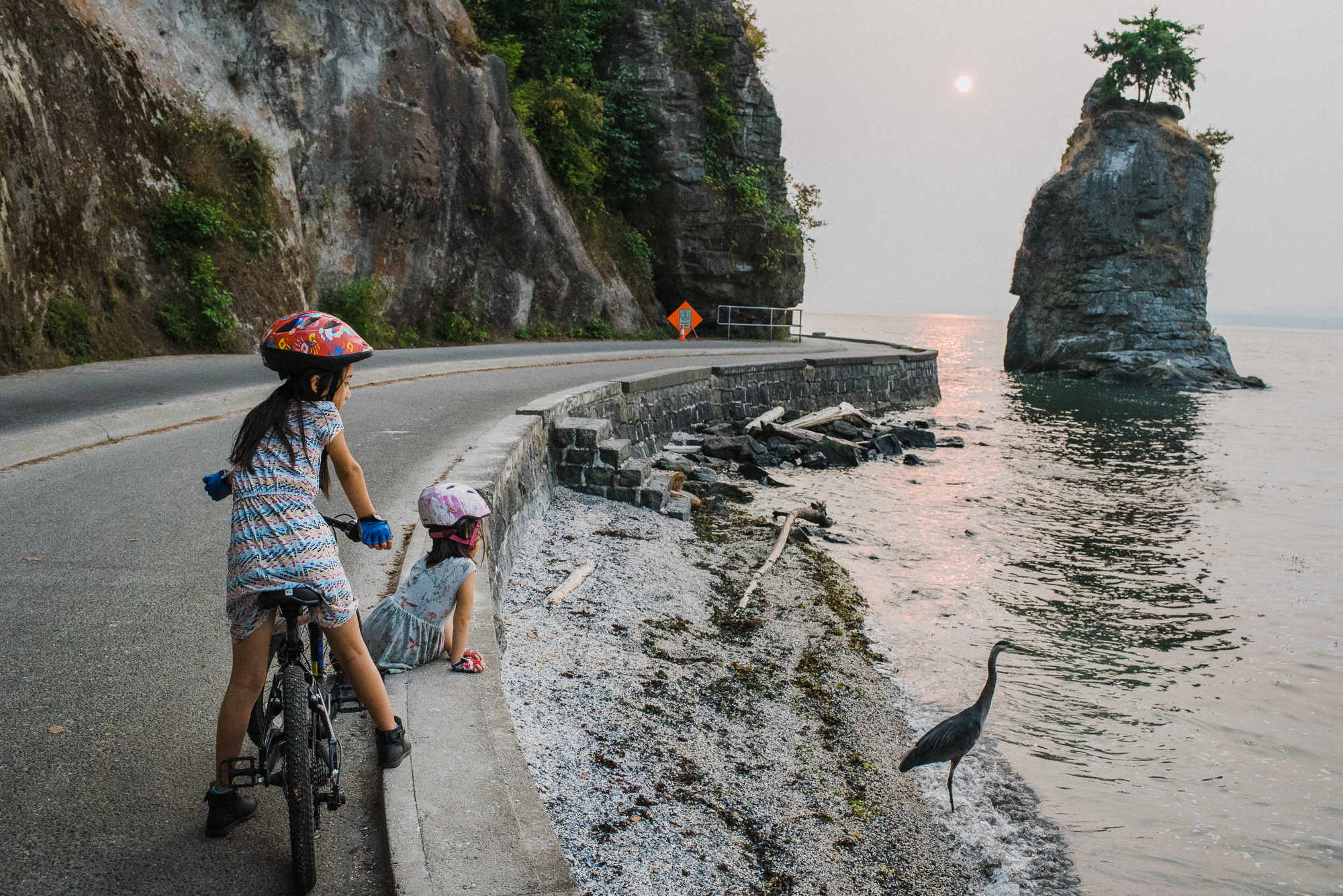 kids on shoreline road - documentary family photography