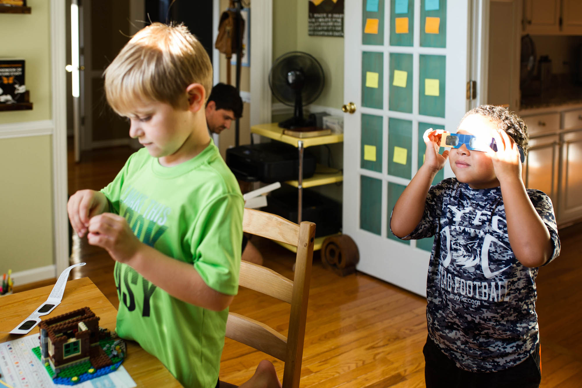 kids with eclipse glasses - Documentary Family Photography