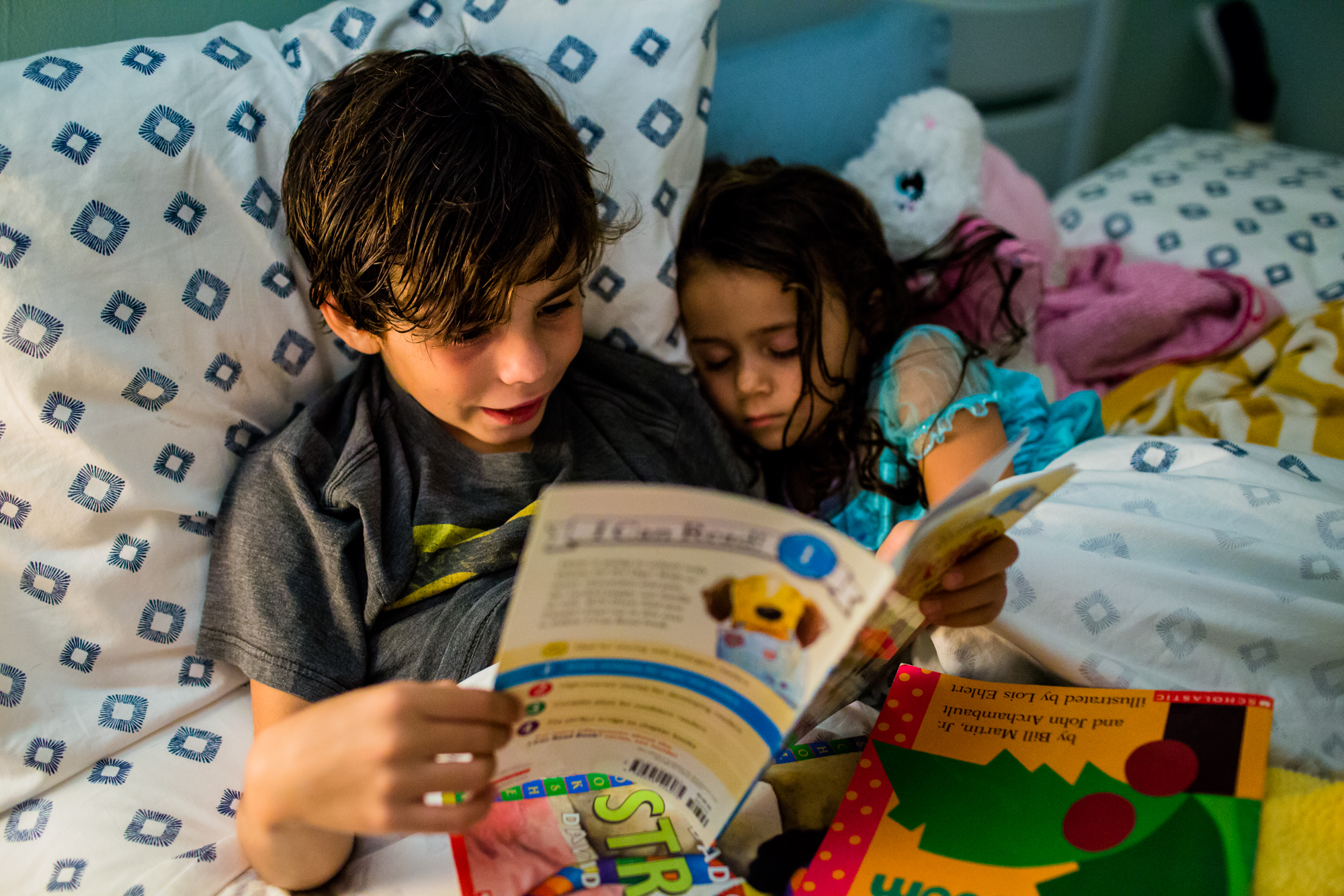 kids reading in bed - documentary family photography
