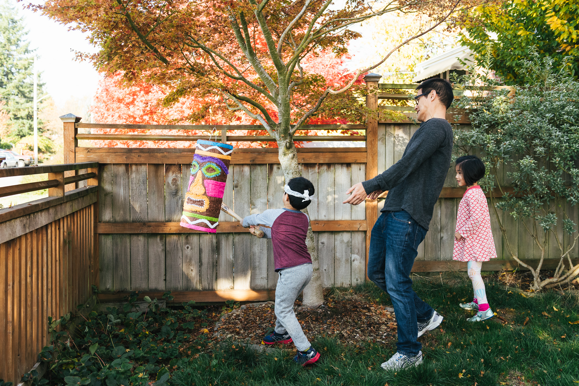 kids with pinata - documentary family photography