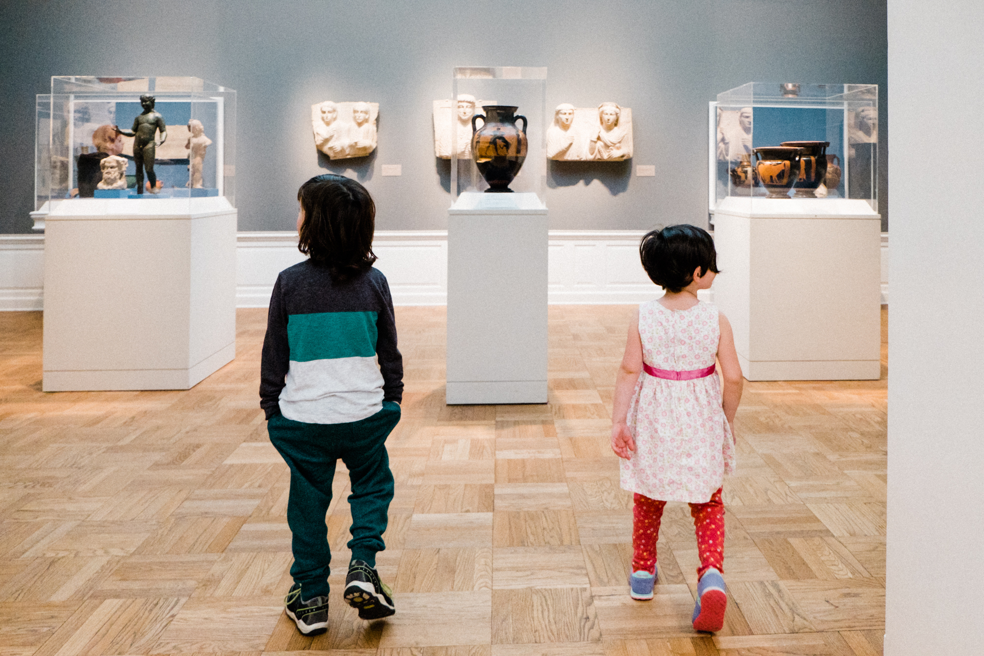 kids at museum - documentary family photography