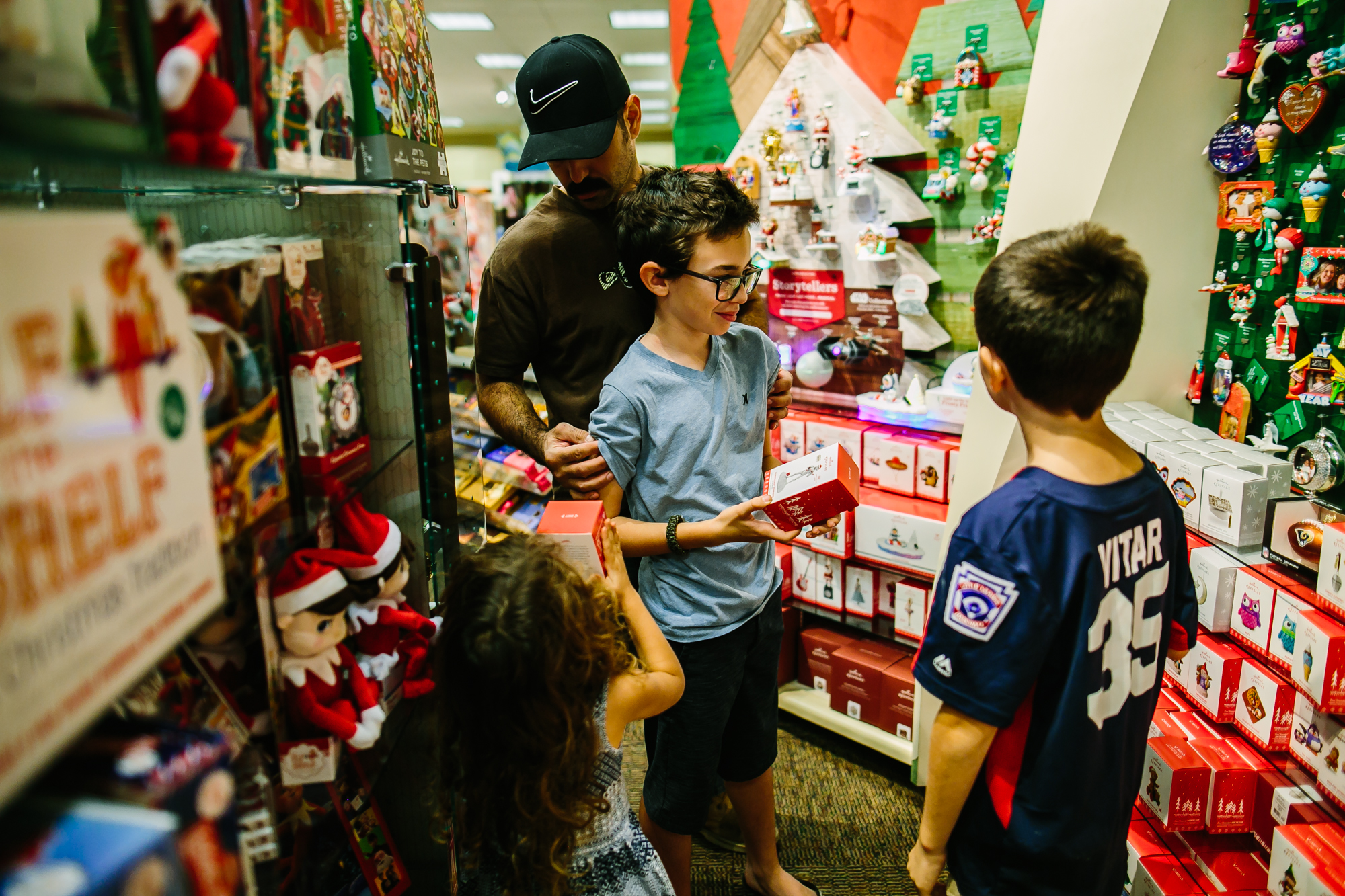 kids shopping for ornament - documentary family photography