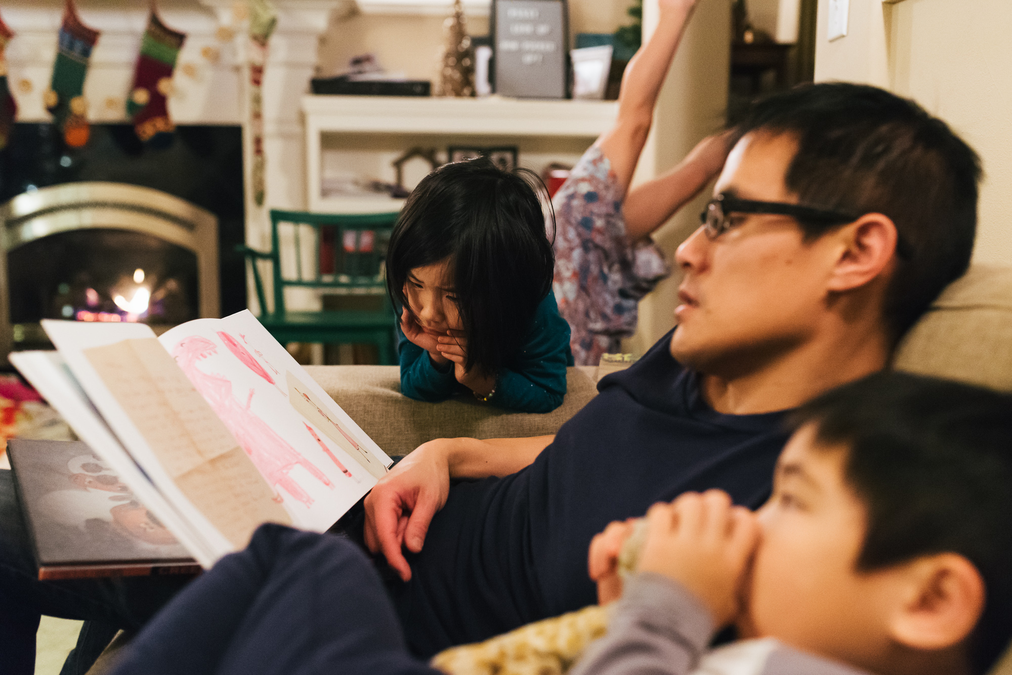 father helps kids with paper projects - documentary family photography