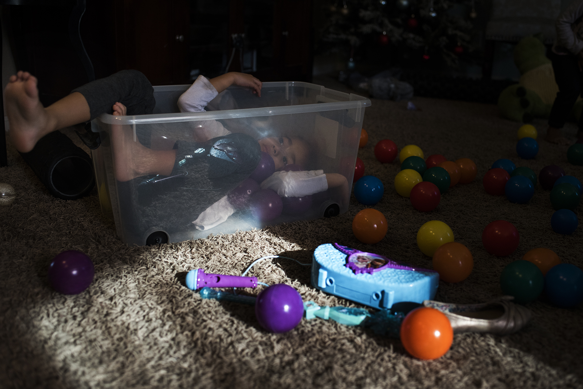 kid in storage container - Documentary family photography