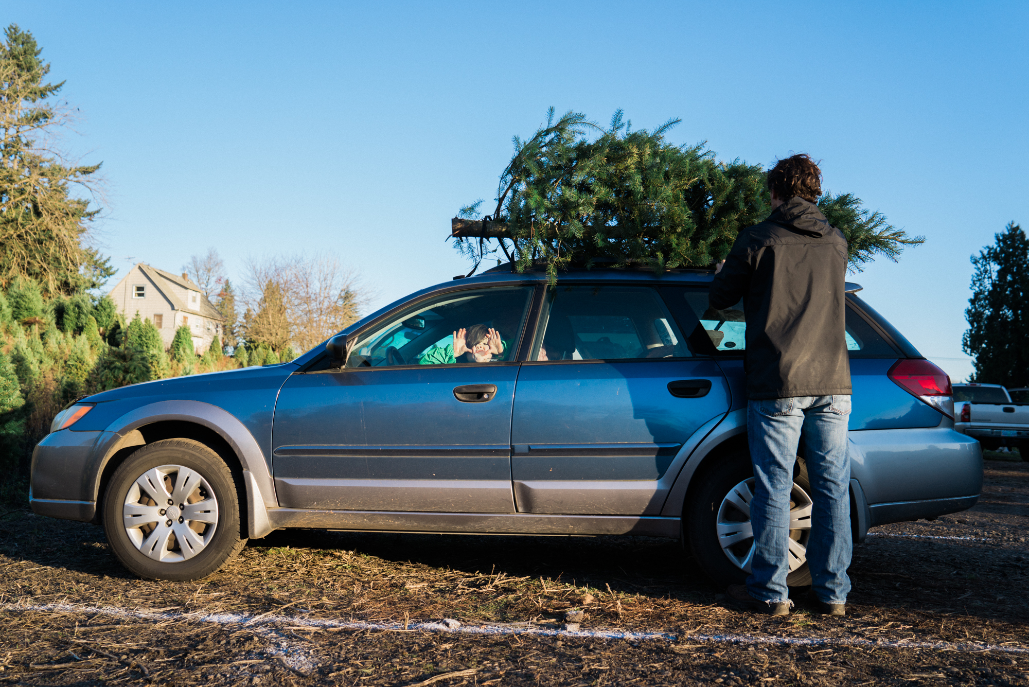 family with Christmas tree on car - Documentary family photography