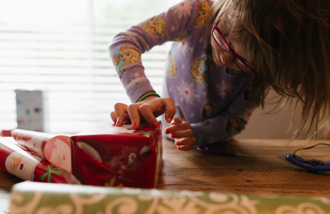 girl wrapping gift - Documentary Family Photography
