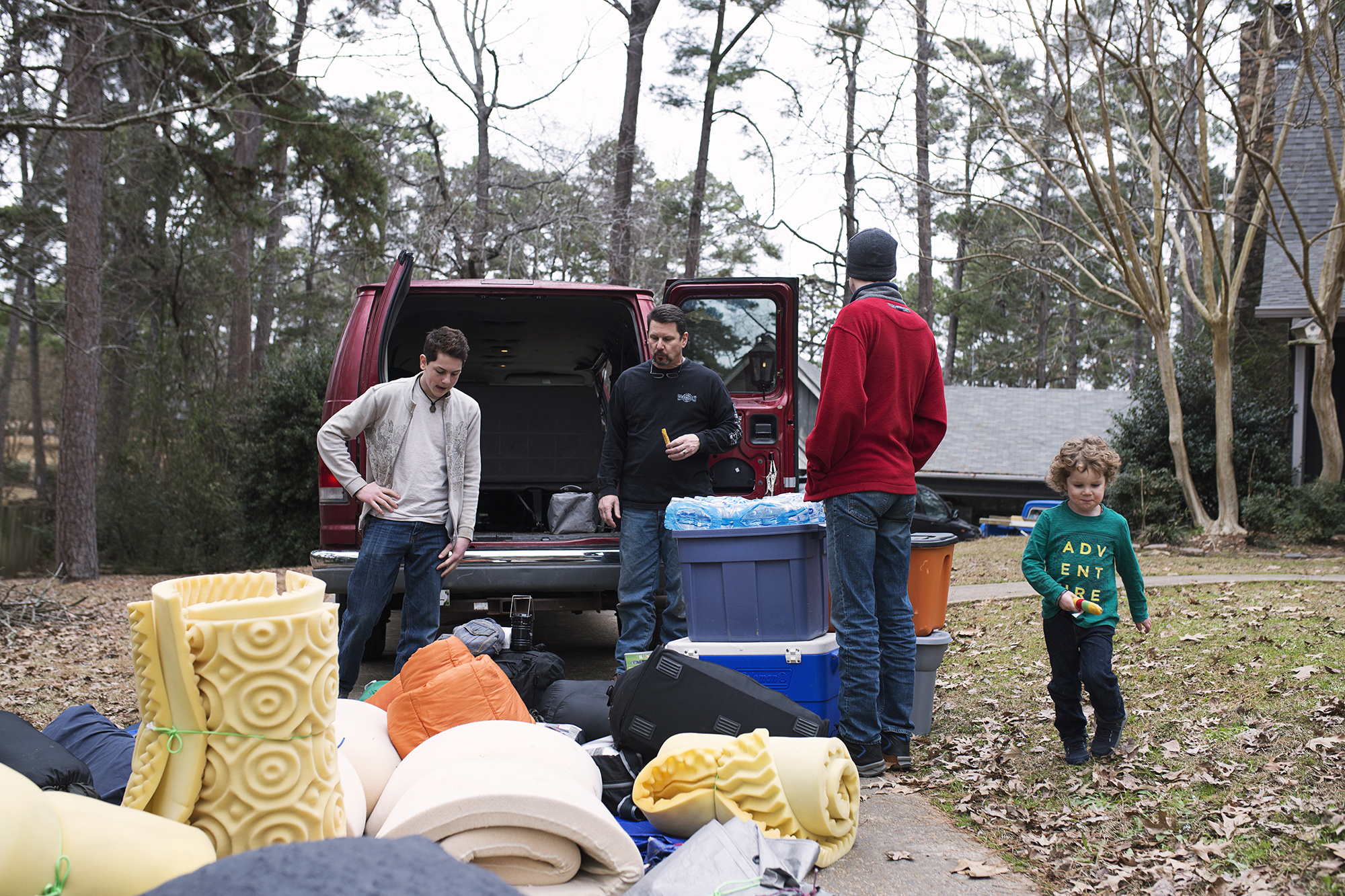 family loading back of van - documentary family photography