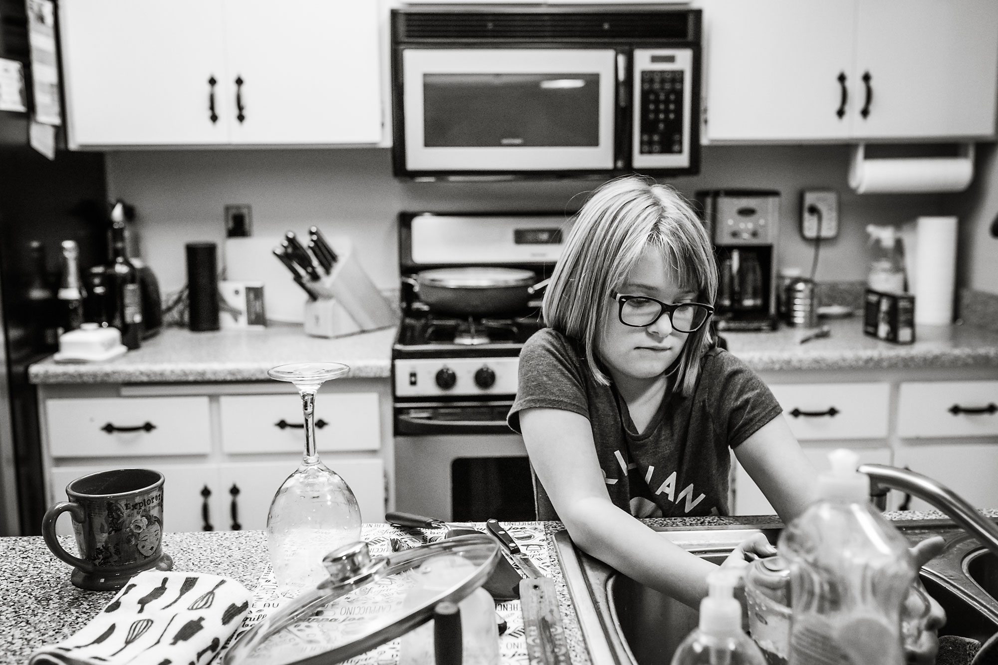girl doing dishes - documentary family photography