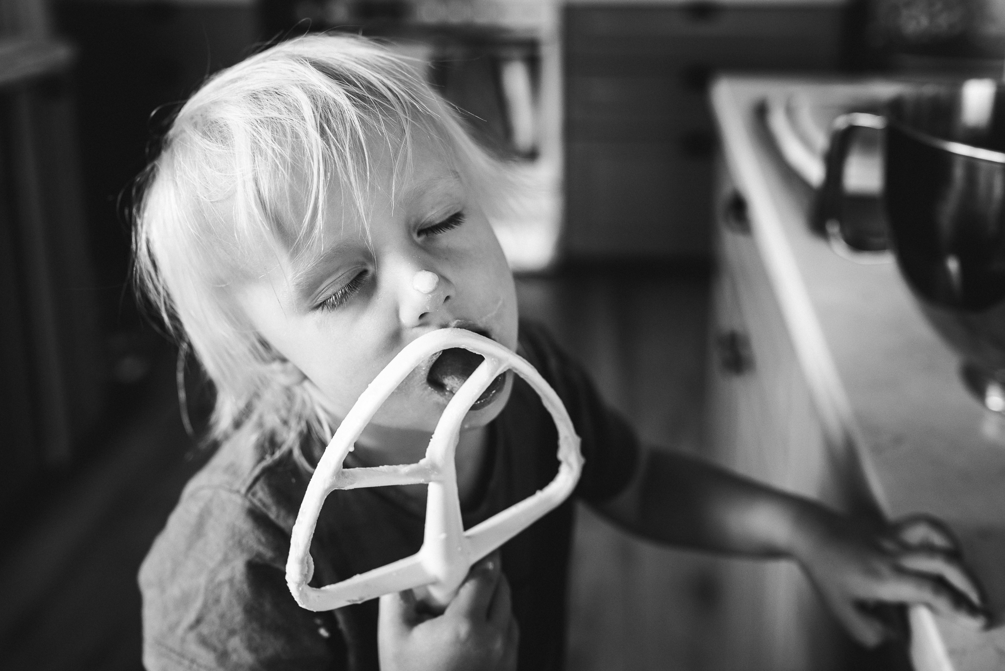 kid licks the beater - documentary family photography