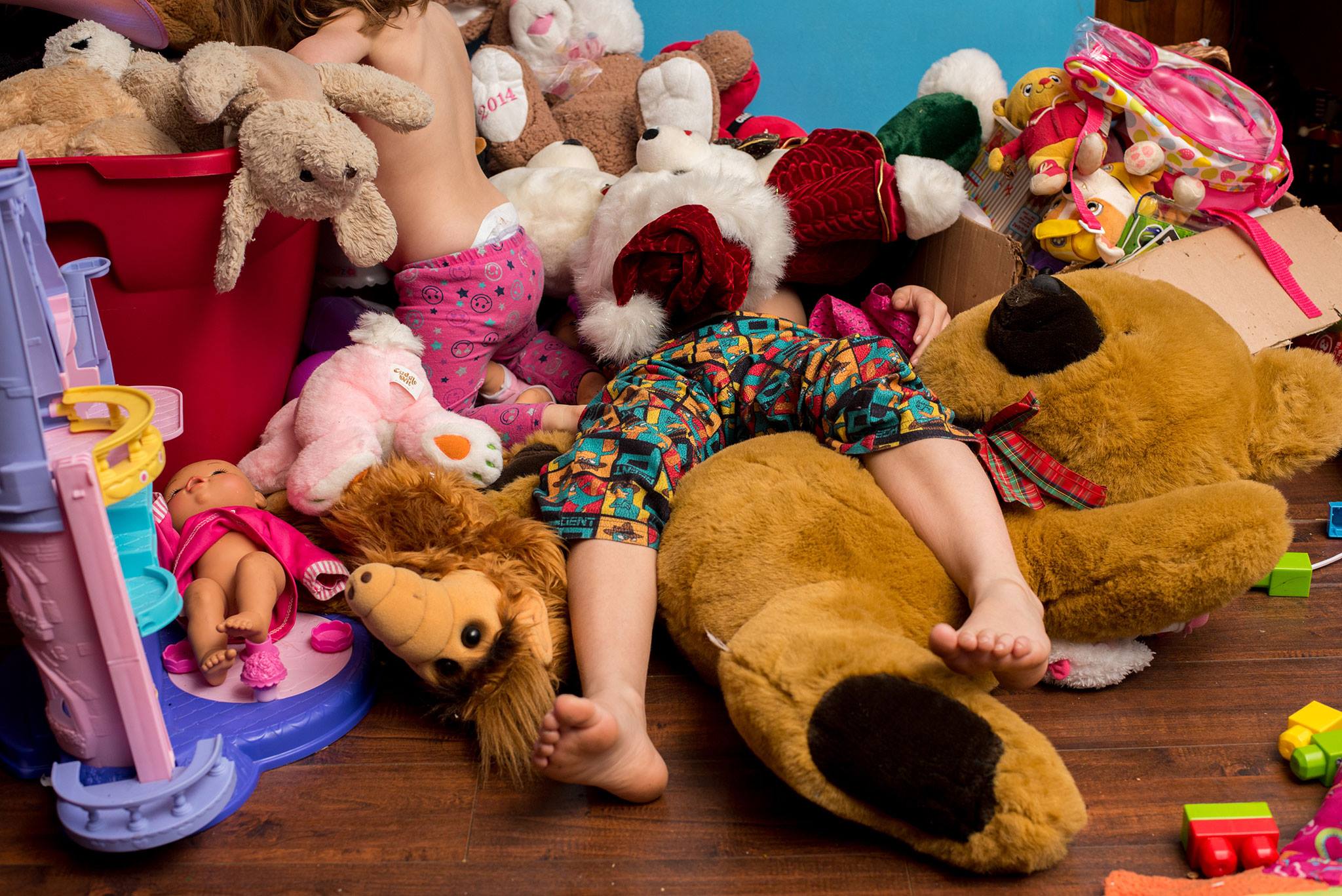 kids legs amongst stuffed animals - documentary family photography