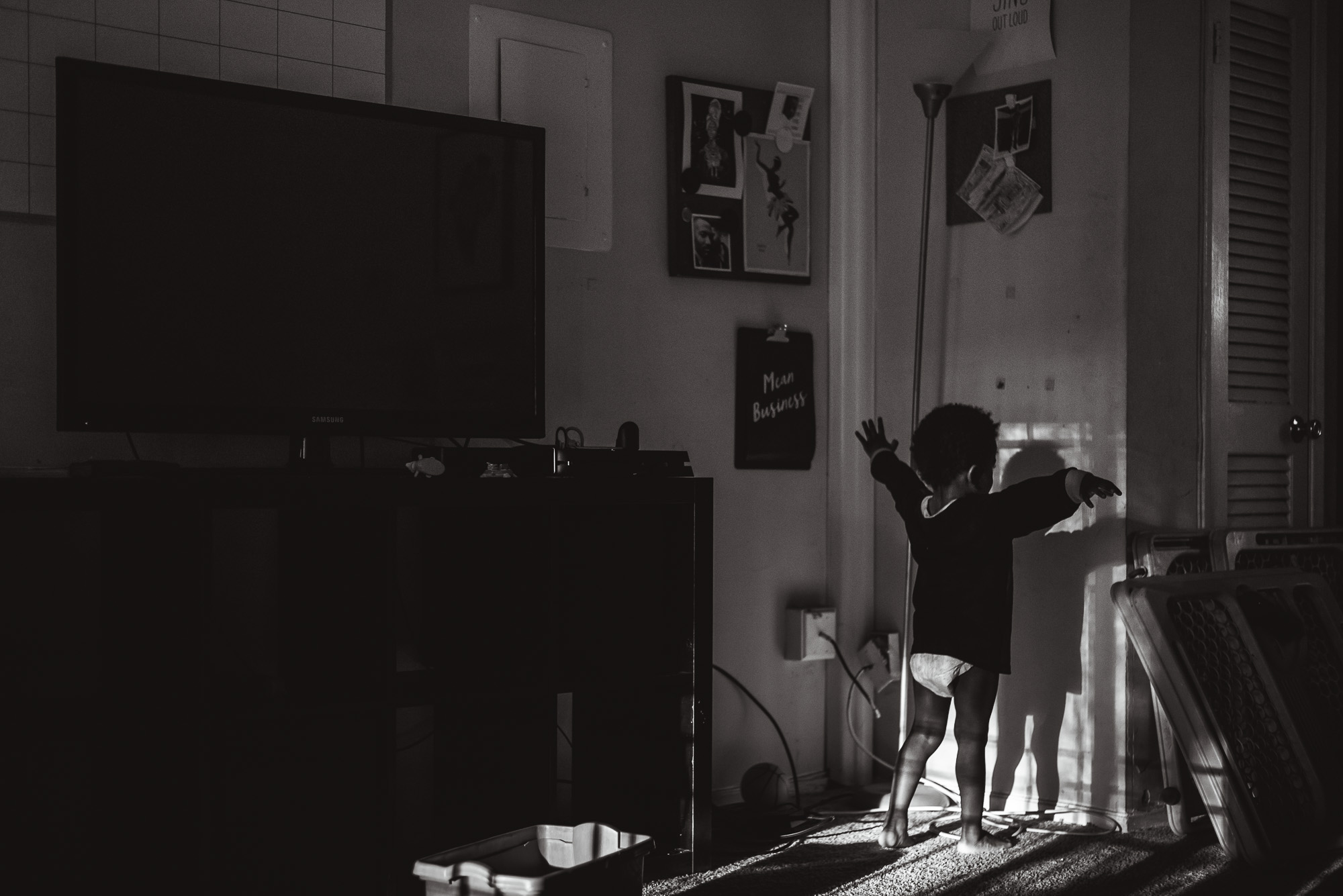 boy playing with shadow - Documentary Family Photography