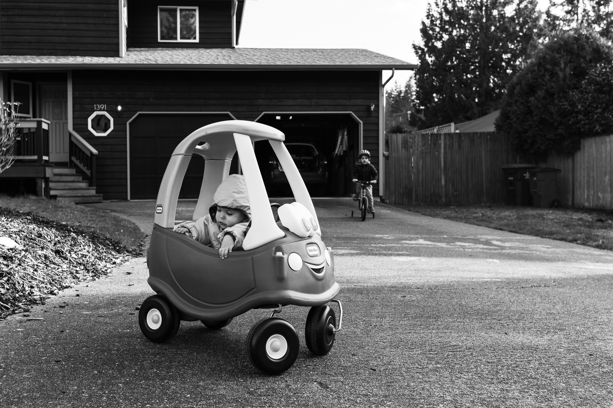 kids play in driveway - documentary family photography