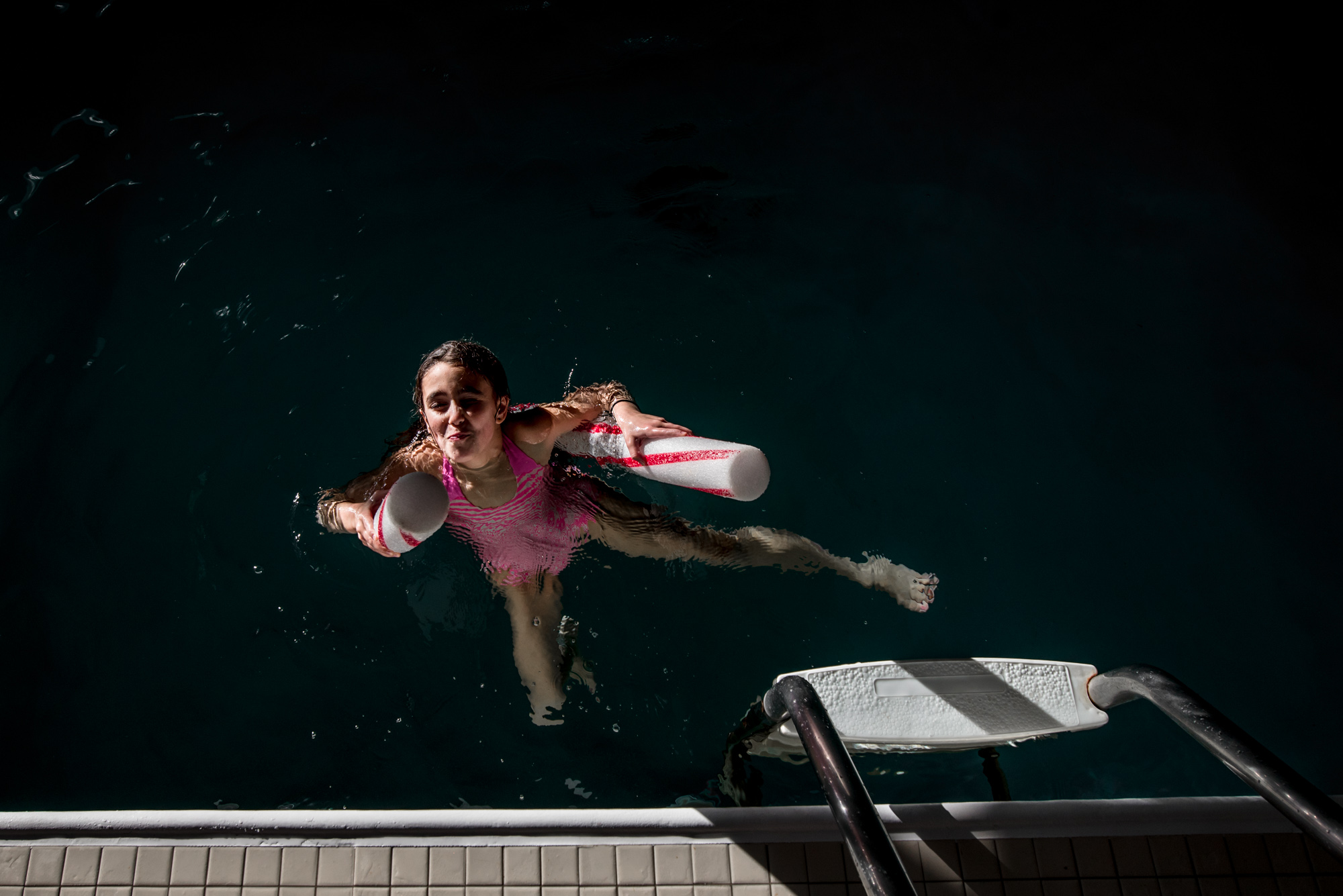 girl in pool - documentary family photography