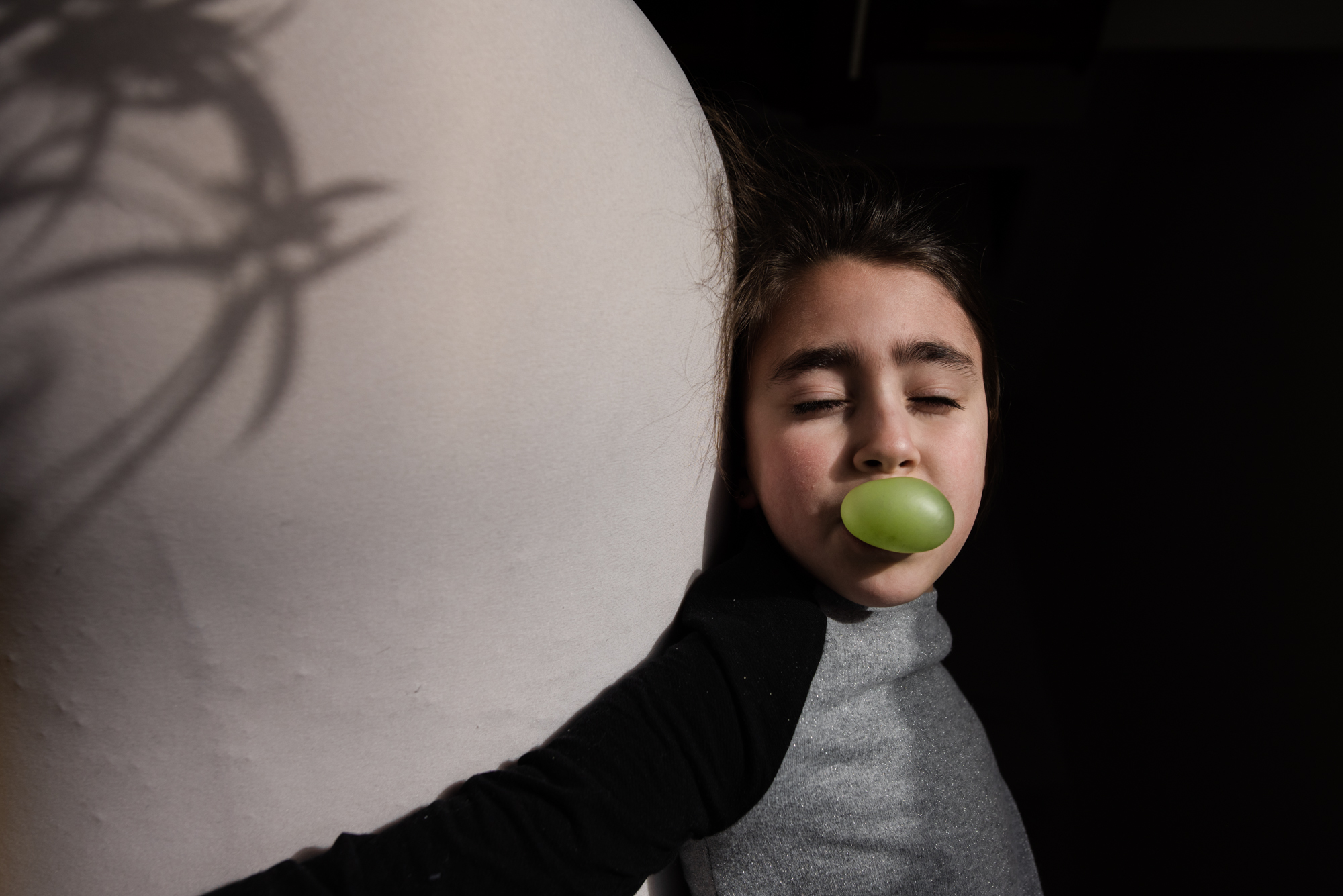 girl blowing bubble gum - documentary family photography