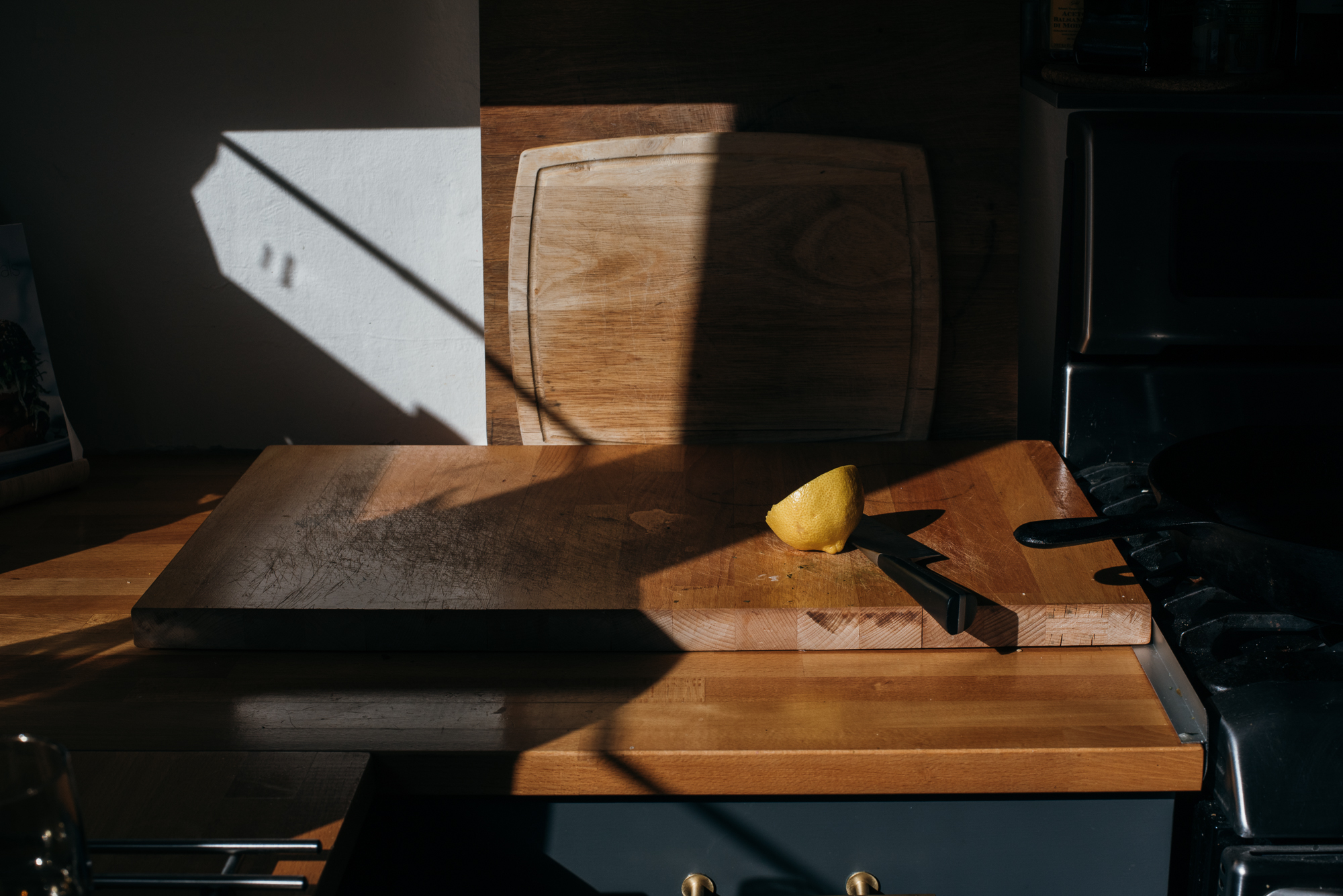 Lemon on sunny table - documentary family photography