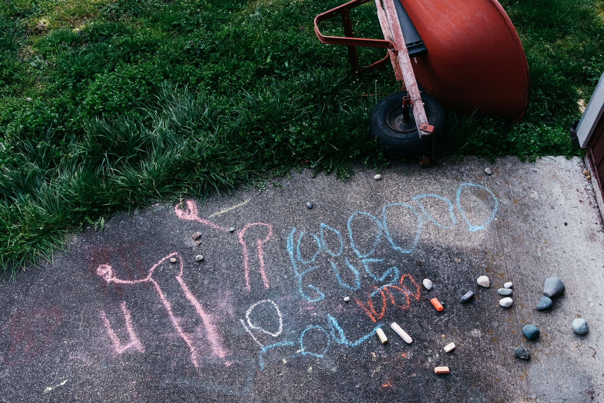 sidewalk chalk drawing - Documentary family photography