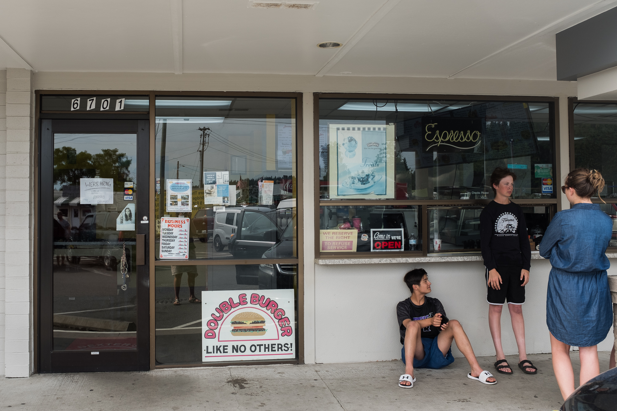 kids outside burger restaurant - documentary family photography