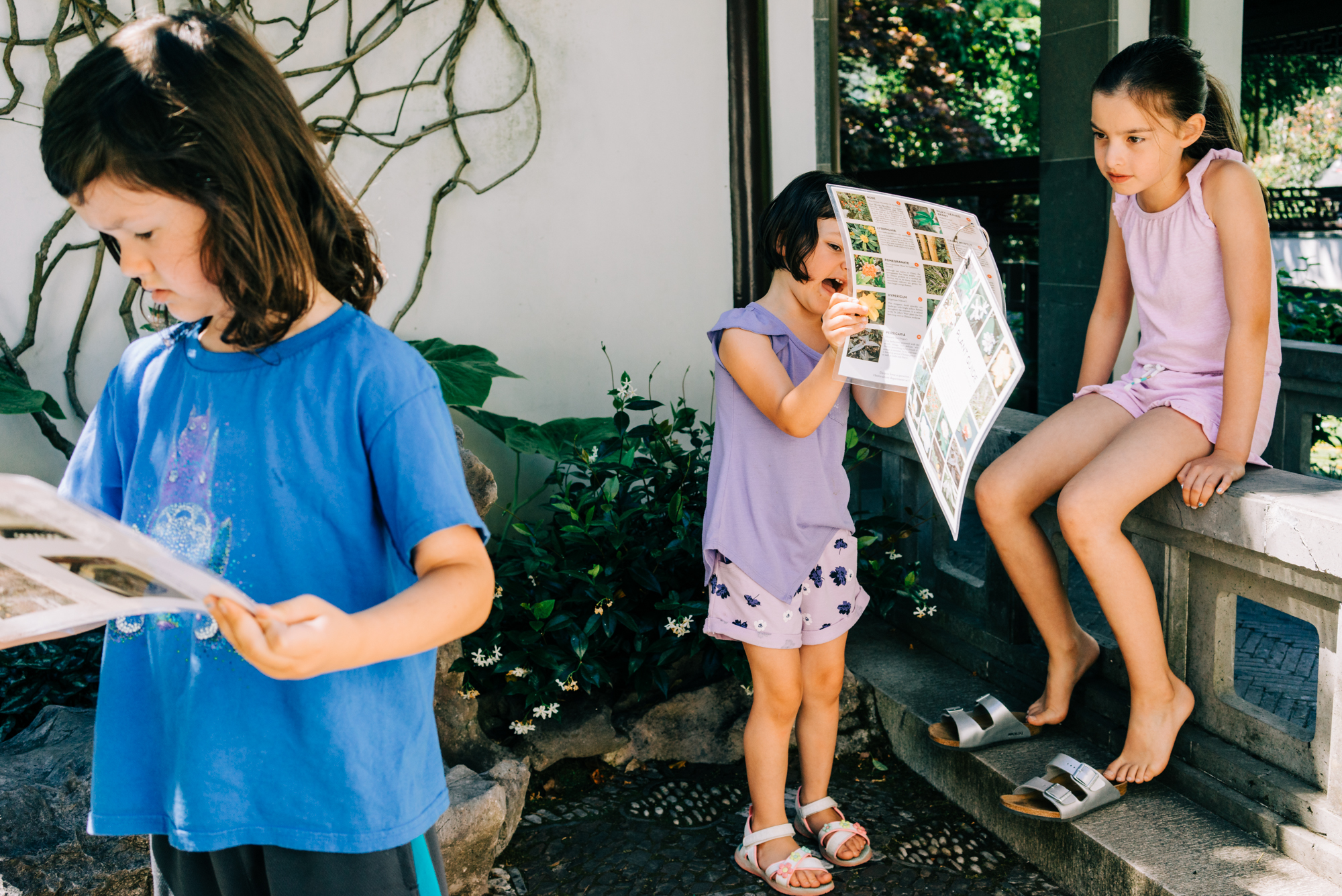 kids looking at tourist map - documentary family photography