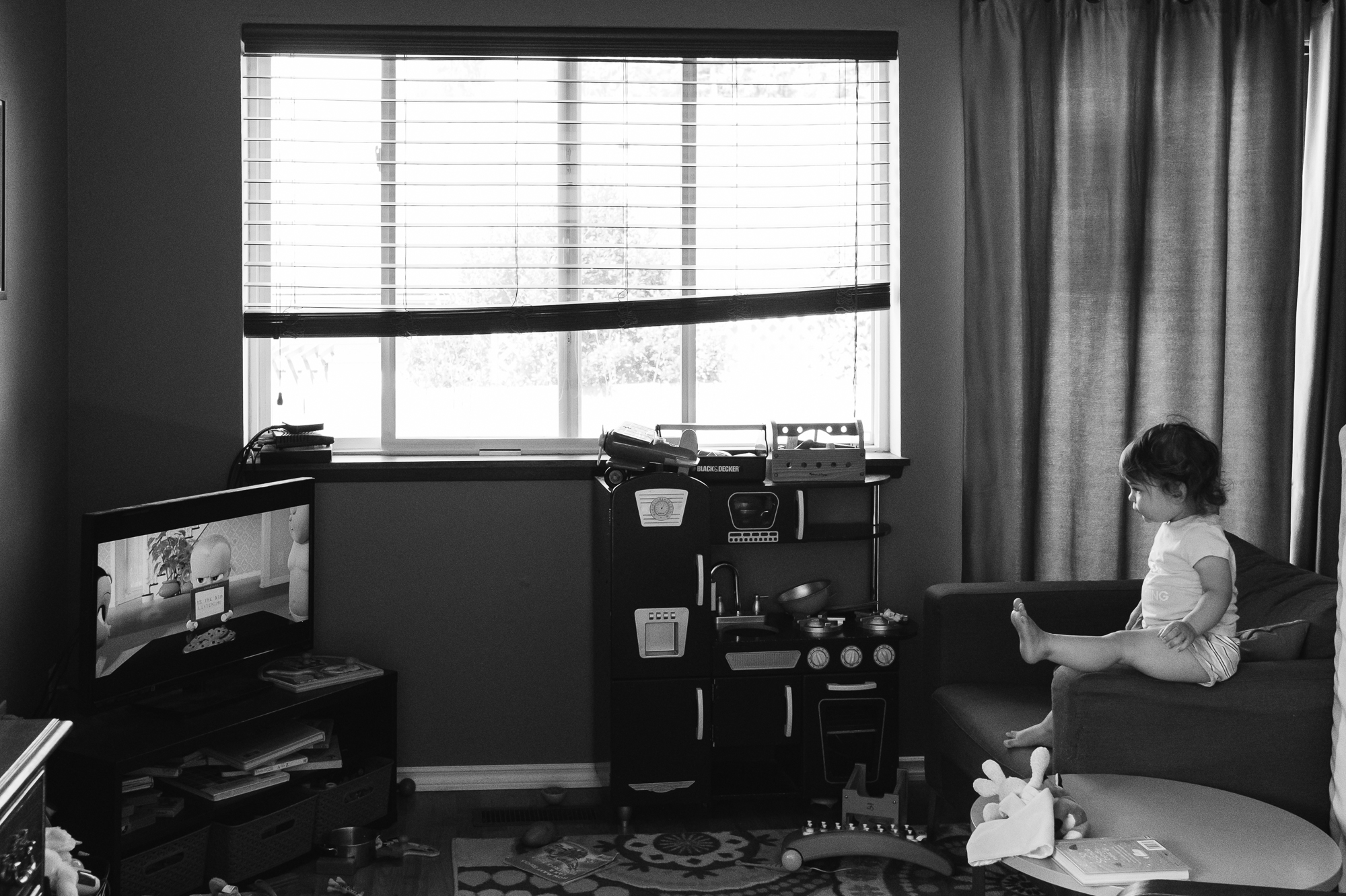 girl watching TV - documentary family photography